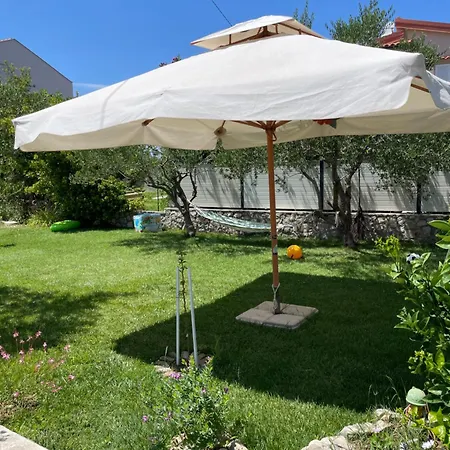 아파트 Flowers - By Ta Leut Agency