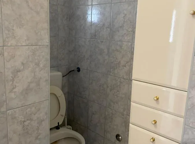 아파트 Flowers - By Ta Leut Agency