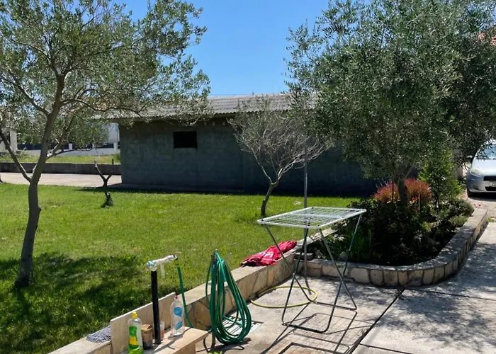 아파트 Flowers - By Ta Leut Agency